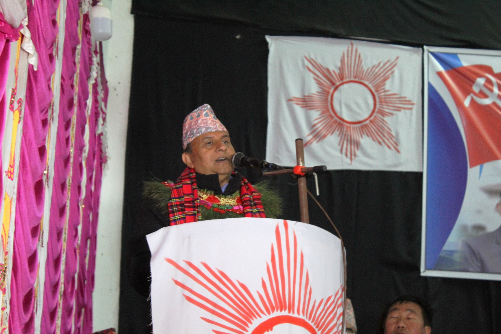 कसैले चाहँदैमा सरकार ढल्दैन : शंकर पोखरेल