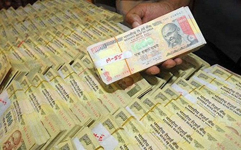 श्रोत नखुलेको १० लाख भारतीय रुपैयाँसहित तीन जना पक्राउ