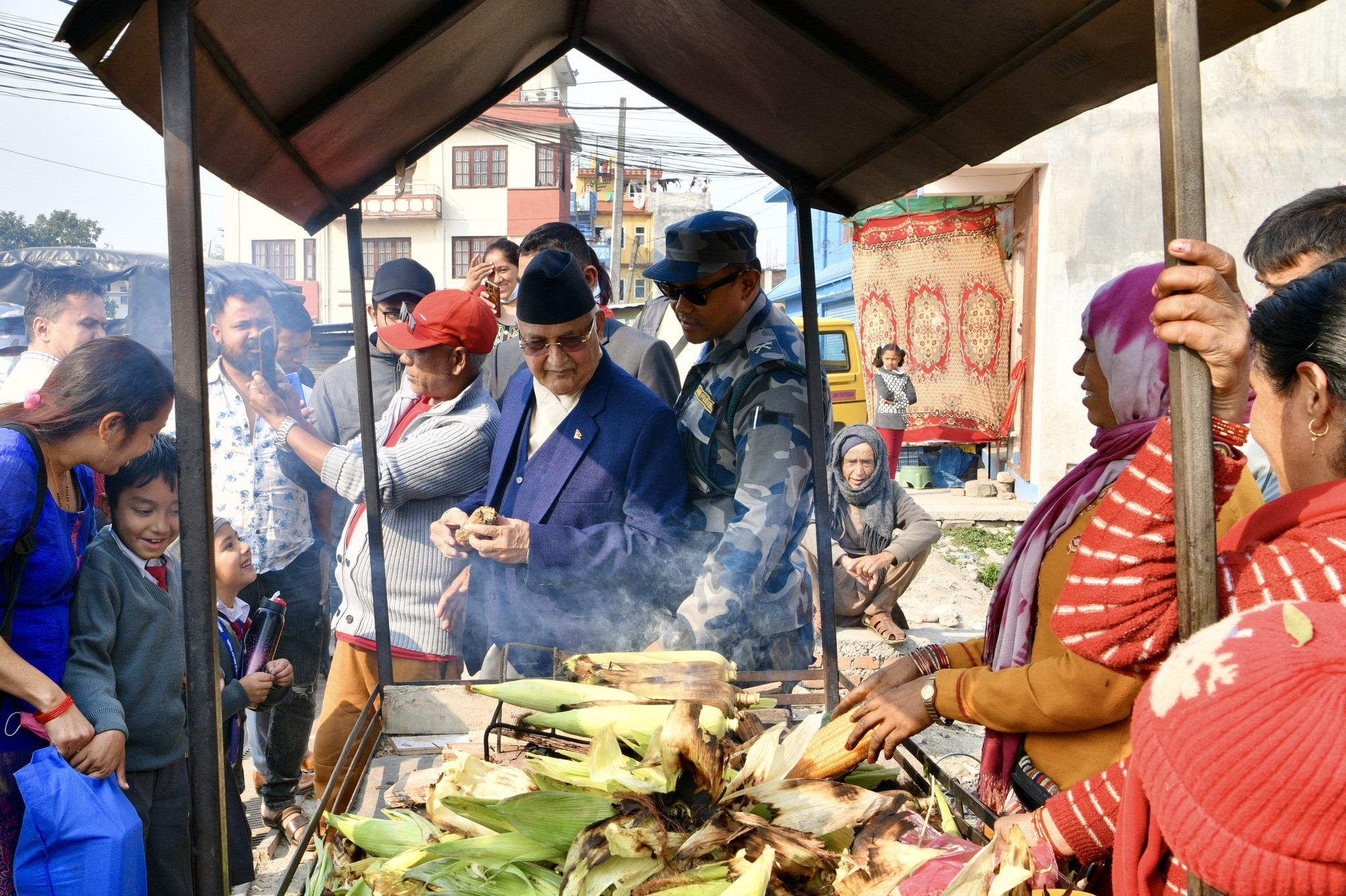 जब पाेलेकाे मकै खान ठेलाछेउ पुगे ओली [तस्बिर]