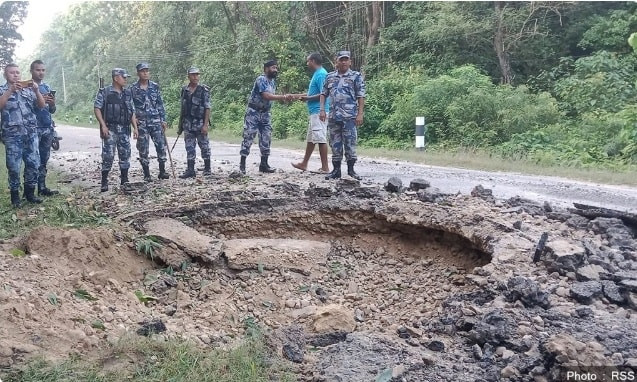 बम विष्फोटबाट राजमार्गमा क्षति