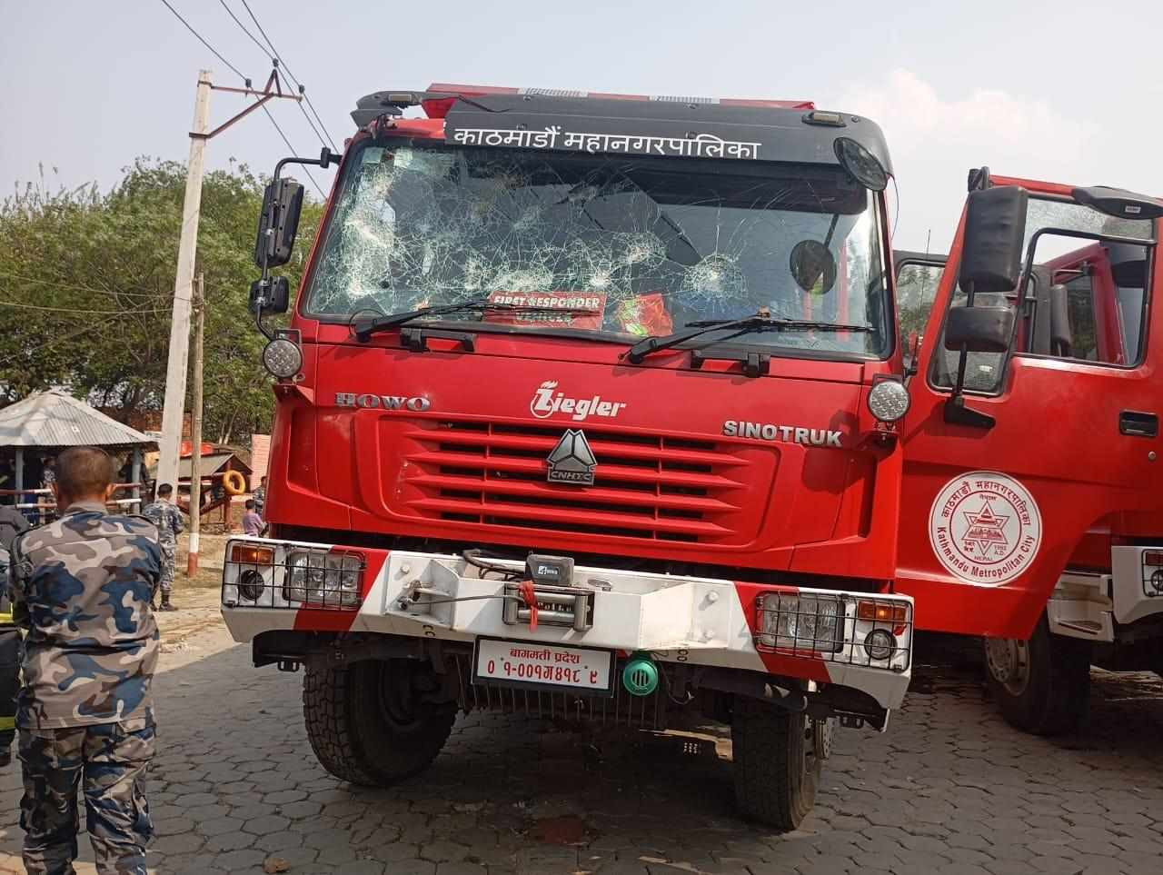 तीनकुनेको भवनमा आन्दोलनकारीले लगाएको आगो निभाउन हिँडेको महानगरको दमकल तोडफोड