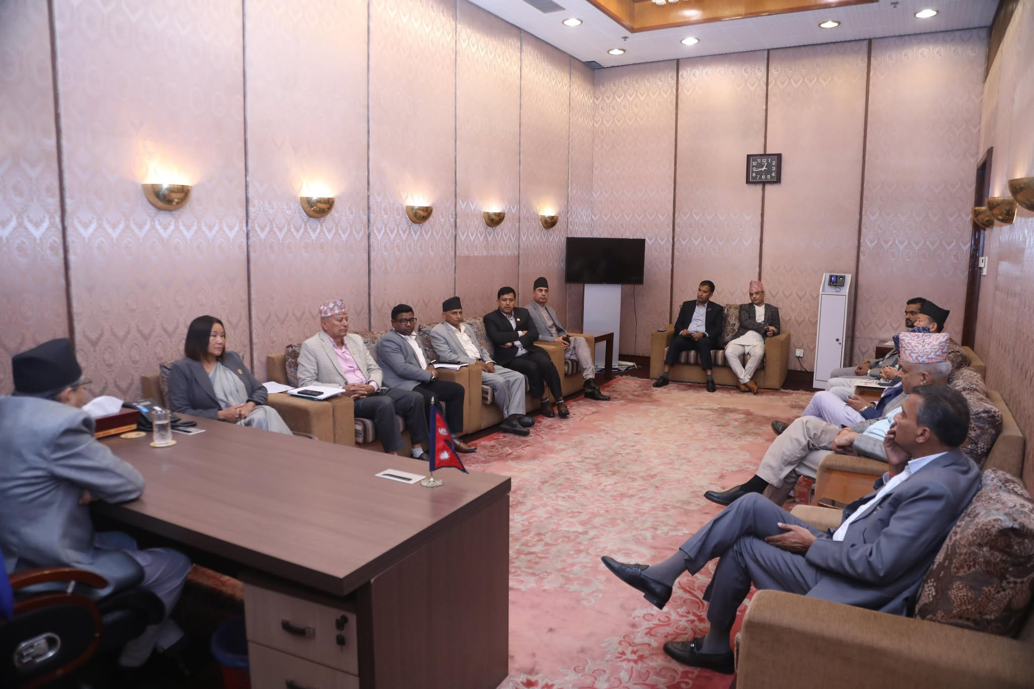 प्रतिपक्षीले संसद् अवरुद्ध गरेपछि दलहरूसँगको छलफलमा जुटे सभामुख