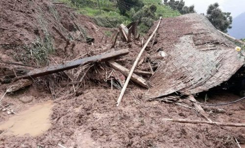 पर्वतको लाङ्दीमा पहिरोले घर पुरिँदा दम्पती बेपत्ता,बुहारीले भागेर ज्यान जोगाइन्