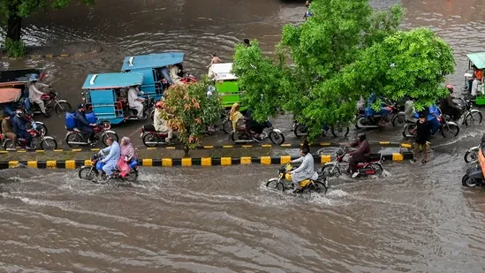 पाकिस्तानमा २४ घण्टाको भारी मनसुनी वर्षामा ५४ जनाको मृत्यु