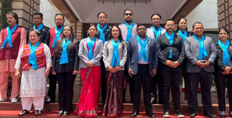 नीलो रिबन लगाएर संसदमा रास्वपा सांसदको विरोध प्रदर्शन