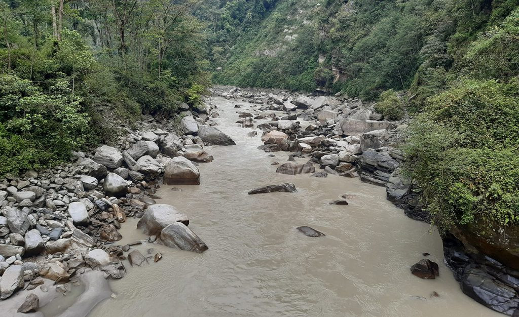 अरुण तेस्रोमा कार्यरत १ मजदुरको मृत्यु, २ घाइते