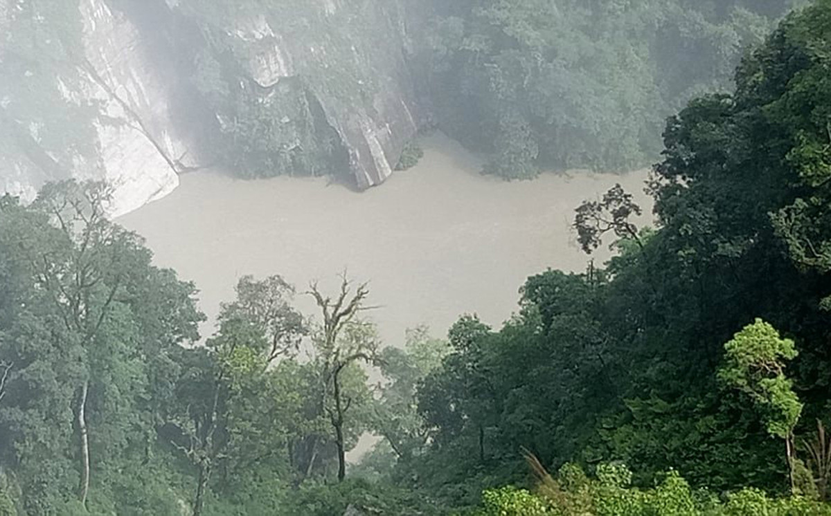थुनिएको अरुण नदी आठ घण्टापछि बग्न थाल्यो