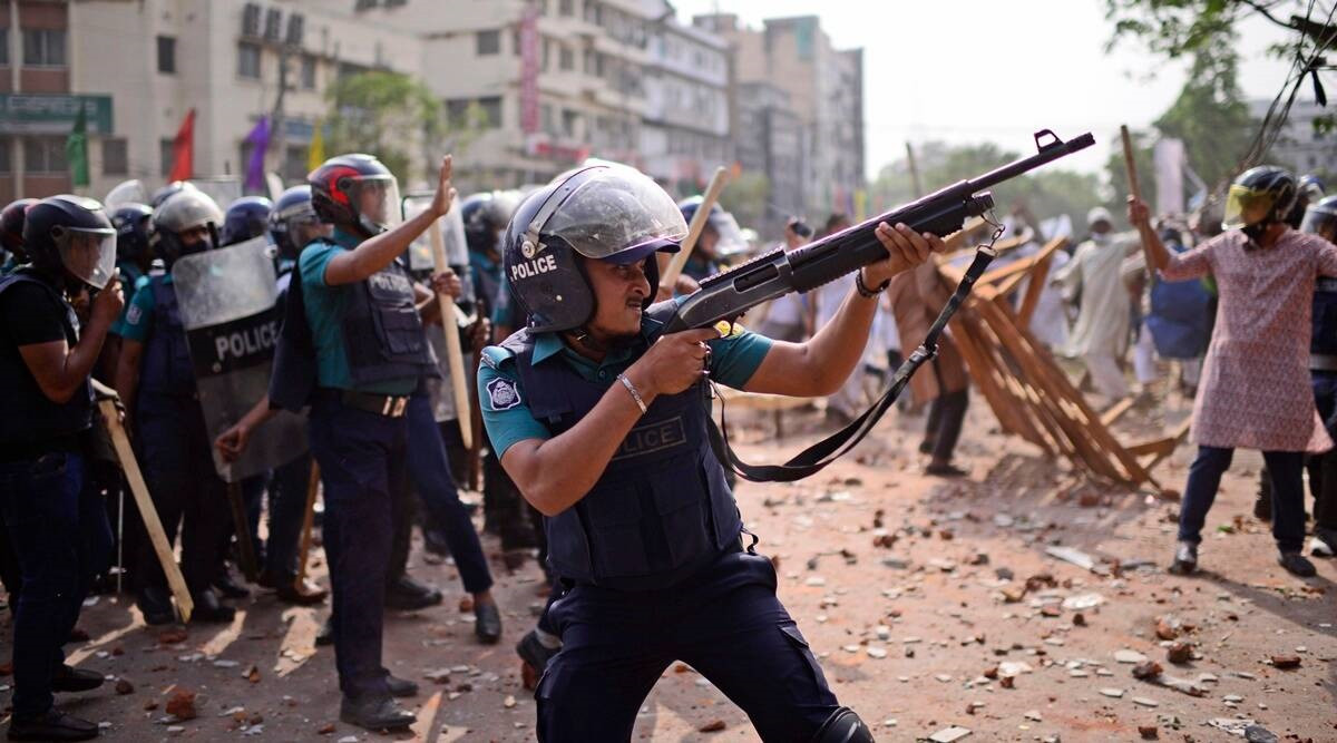 बङ्गलादेशमा बिशाल प्रदर्शन,  प्रहरीद्वारा अश्रुग्याँस र रबरको गोली प्रहार