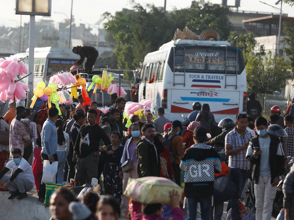 तेह्र लाख मानिस उपत्यकाबाट बाहिरिए