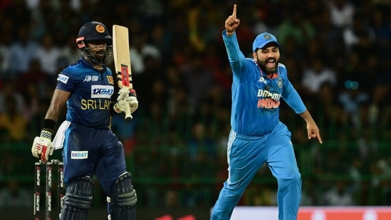 एसिया कप फाइनलमा श्रीलङ्काविरुद्ध बलिङ गर्दै भारत