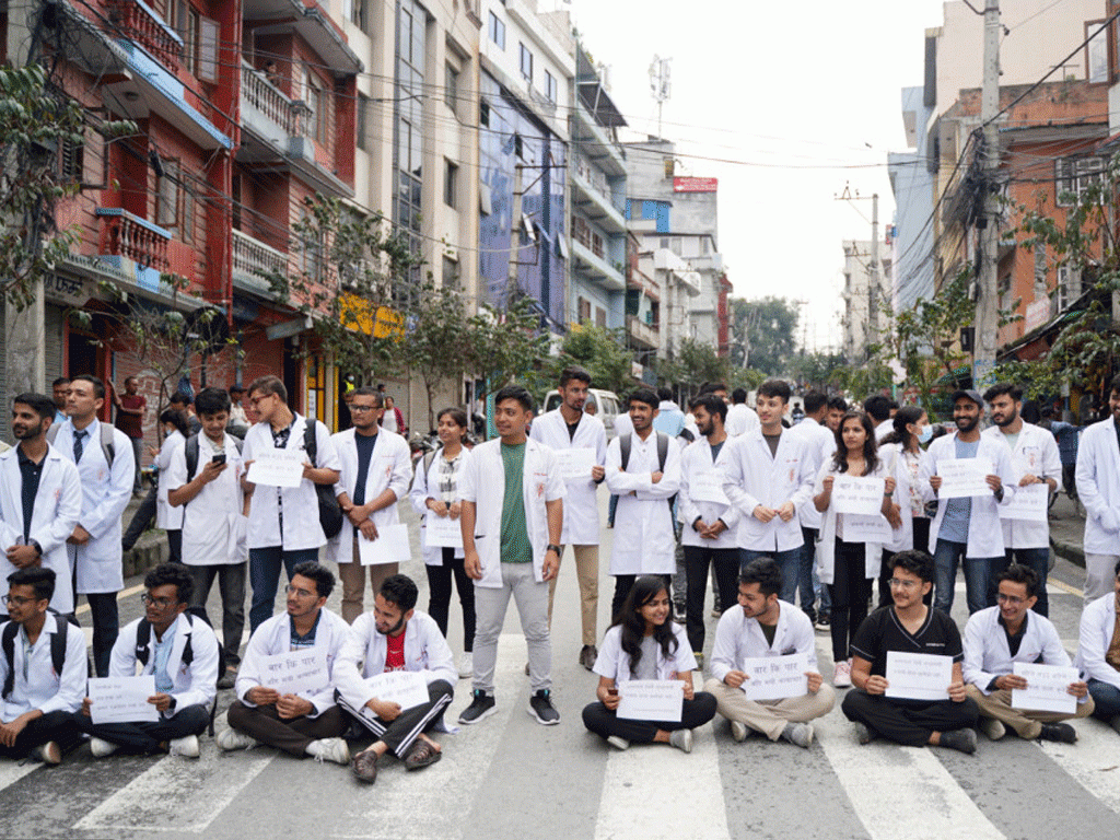 डाक्टर कुटपिटको विरोधमा काठमाडाैं मेडिकल कलेजका चिकित्सकले  गरे विरोध प्रदर्शन