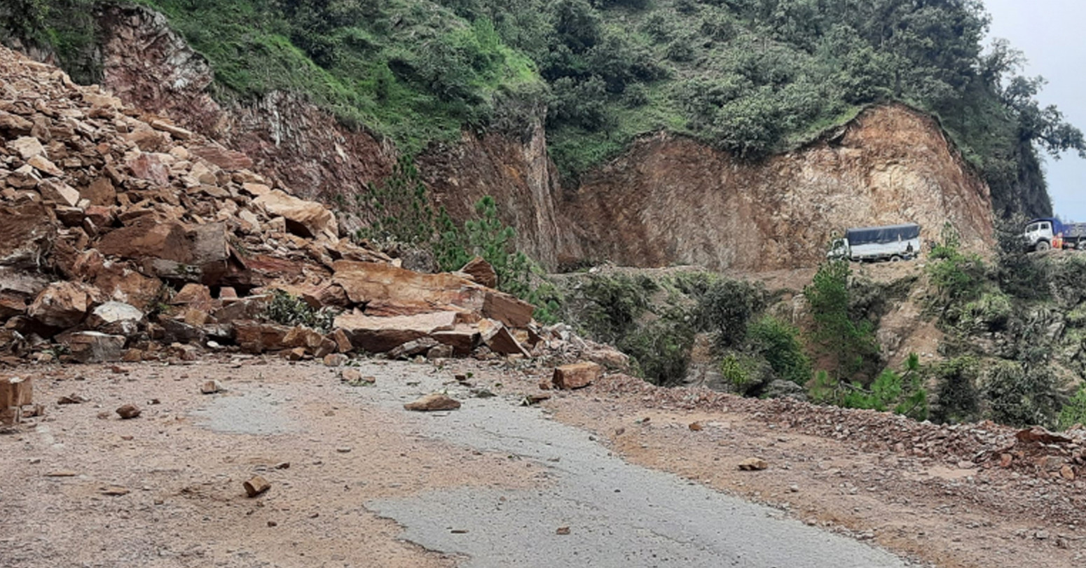 पहिरोले दशरथचन्द राजमार्ग अवरुद्ध, यात्रु अलपत्र