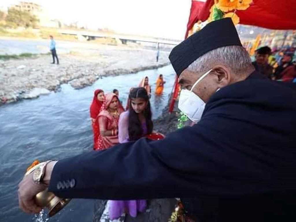 देउवाले गरे छठी माताको पूजा