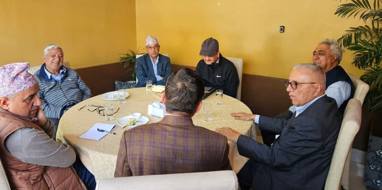 डा. शेखर कोइरालाद्वारा पूर्व मुख्यसचिव र सचिवहरूसँग समसामयिक विषयमा छलफल
