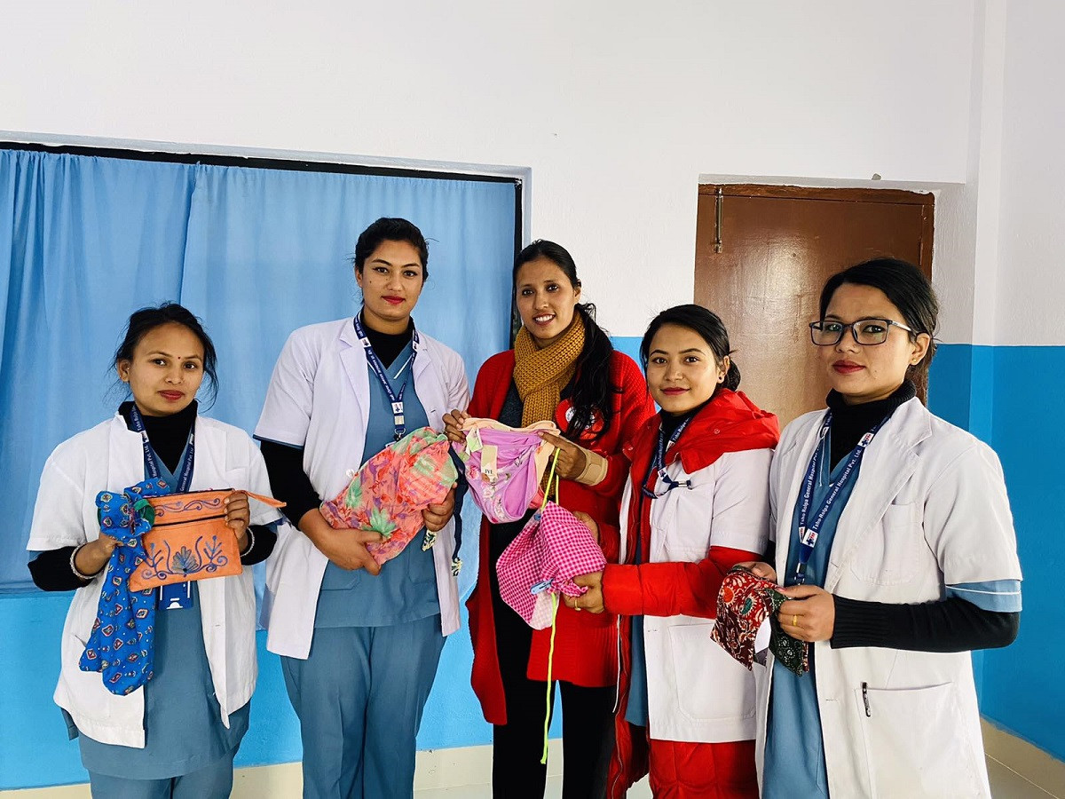 सुत्केरीलाई उपहार वितरण
