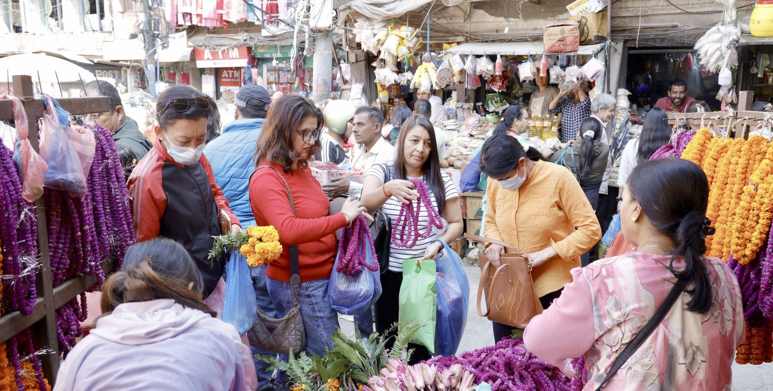 चाडपर्वमा अभाव र दुःख बिर्सिदै विपन्न नागरिक