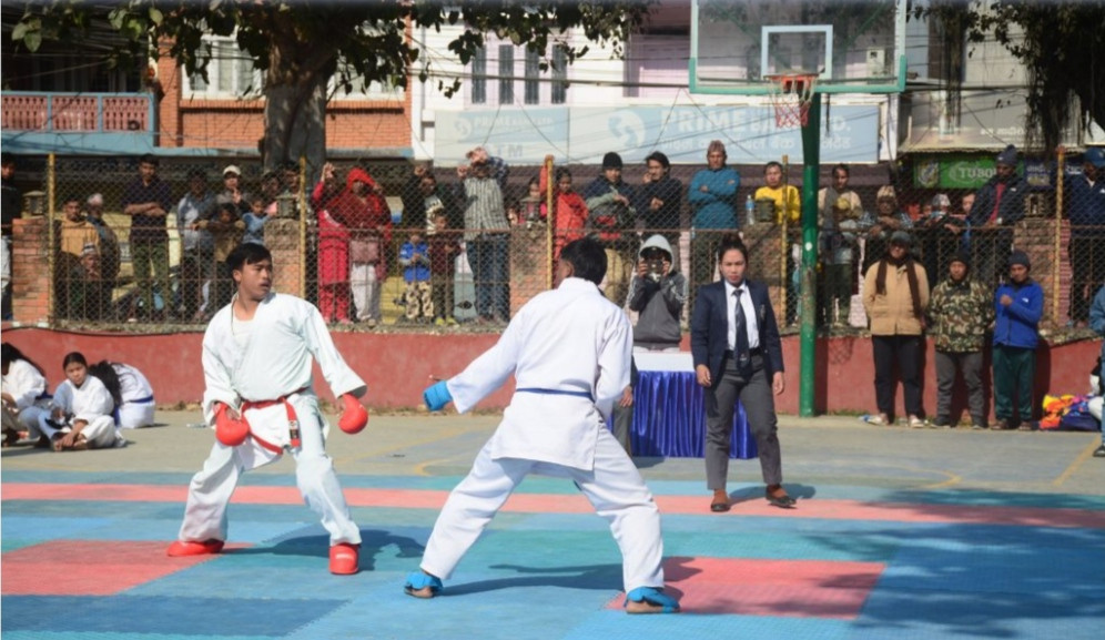 कभर्डहलको अभाव हुँदा बास्केटबल कोर्टमा कराते प्रतियोगिता