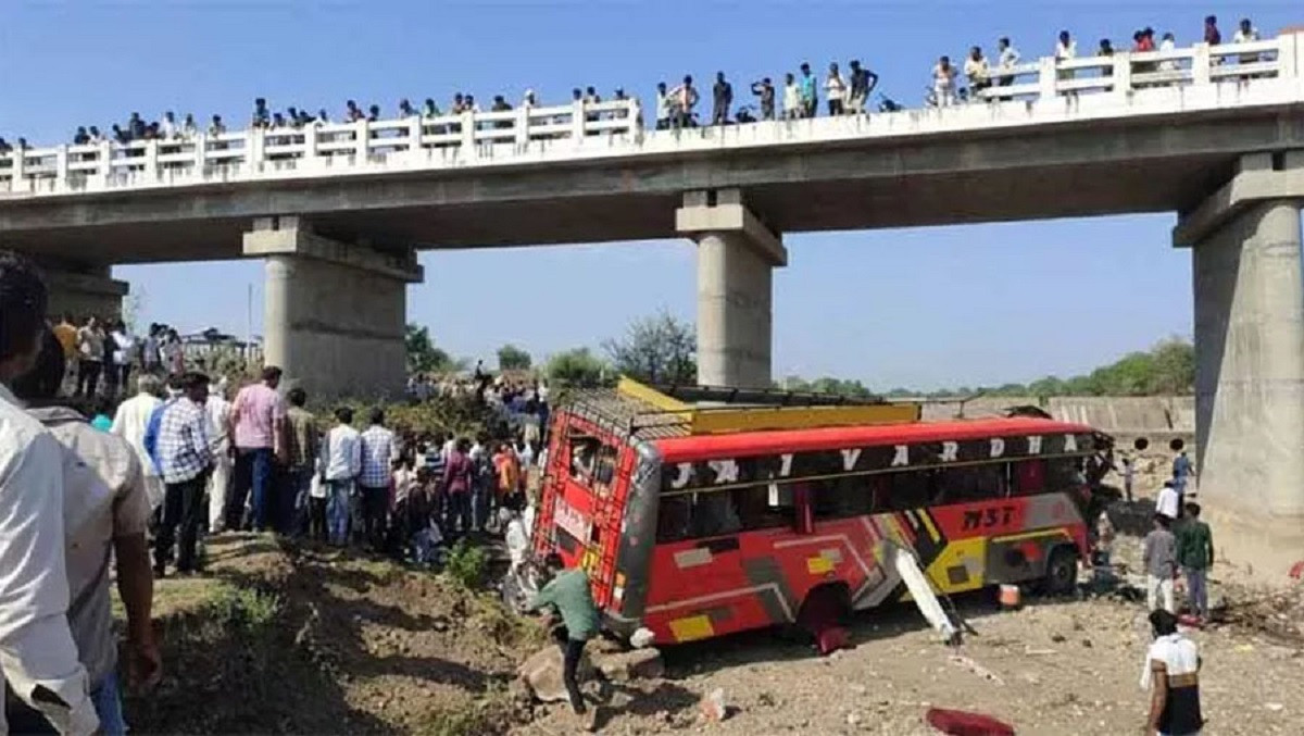 भारतमा पुलबाट बस खस्दा १५ जनाको मृत्यु