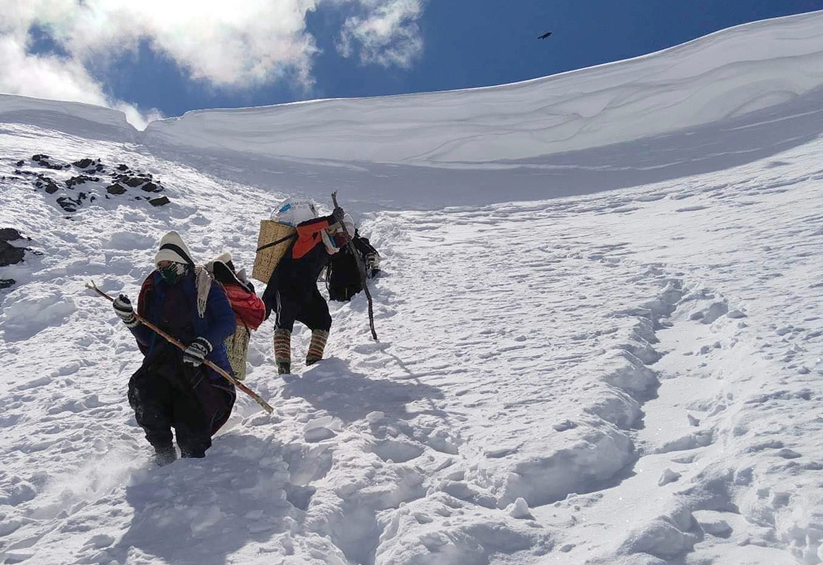 हिमाल पारी जोखिम यात्रा...