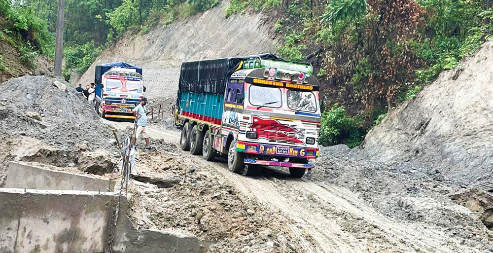 नारायणगढ–बुटवल सडकः एकदिनकै वर्षाले अवरुद्ध, एक साताभित्र मर्मत गर्न निर्देशन