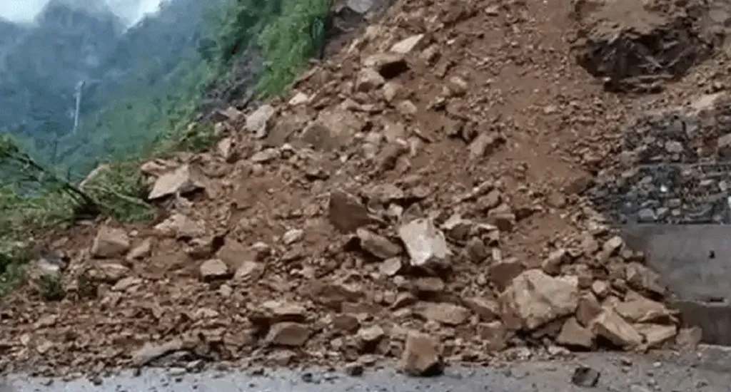 पहिराले साँफे-मार्तडी राजमार्ग अवरुद्ध