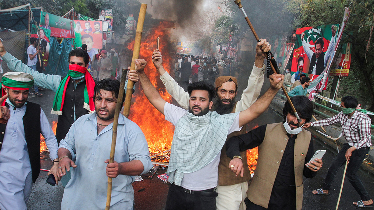 पूर्वप्रधानमन्त्री खान पक्राउको विरोधमा चर्कियो प्रदर्शन