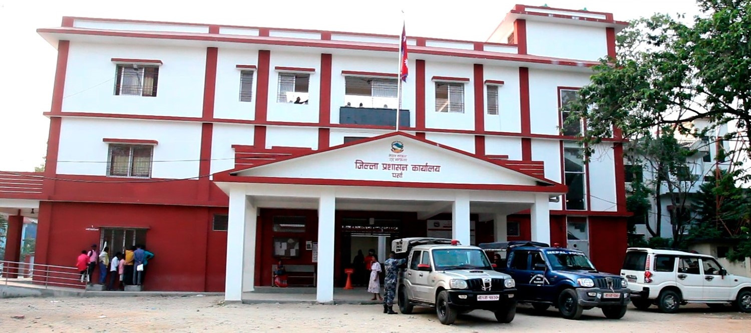 सीडीओ कार्यालयकै अगाडि मिटर ब्याजपीडितले गरे आत्मदाहको प्रयास