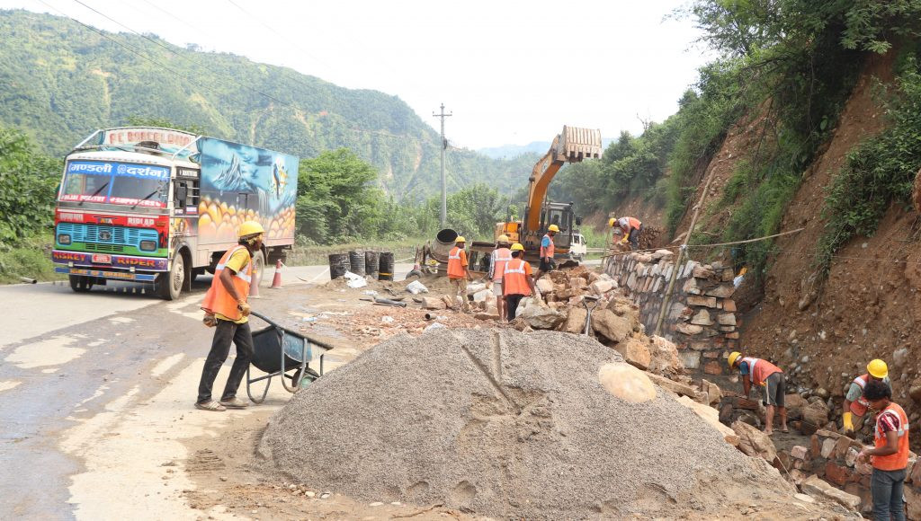 पृथ्वी राजमार्ग सडक विस्तारमा दिनरातै काम