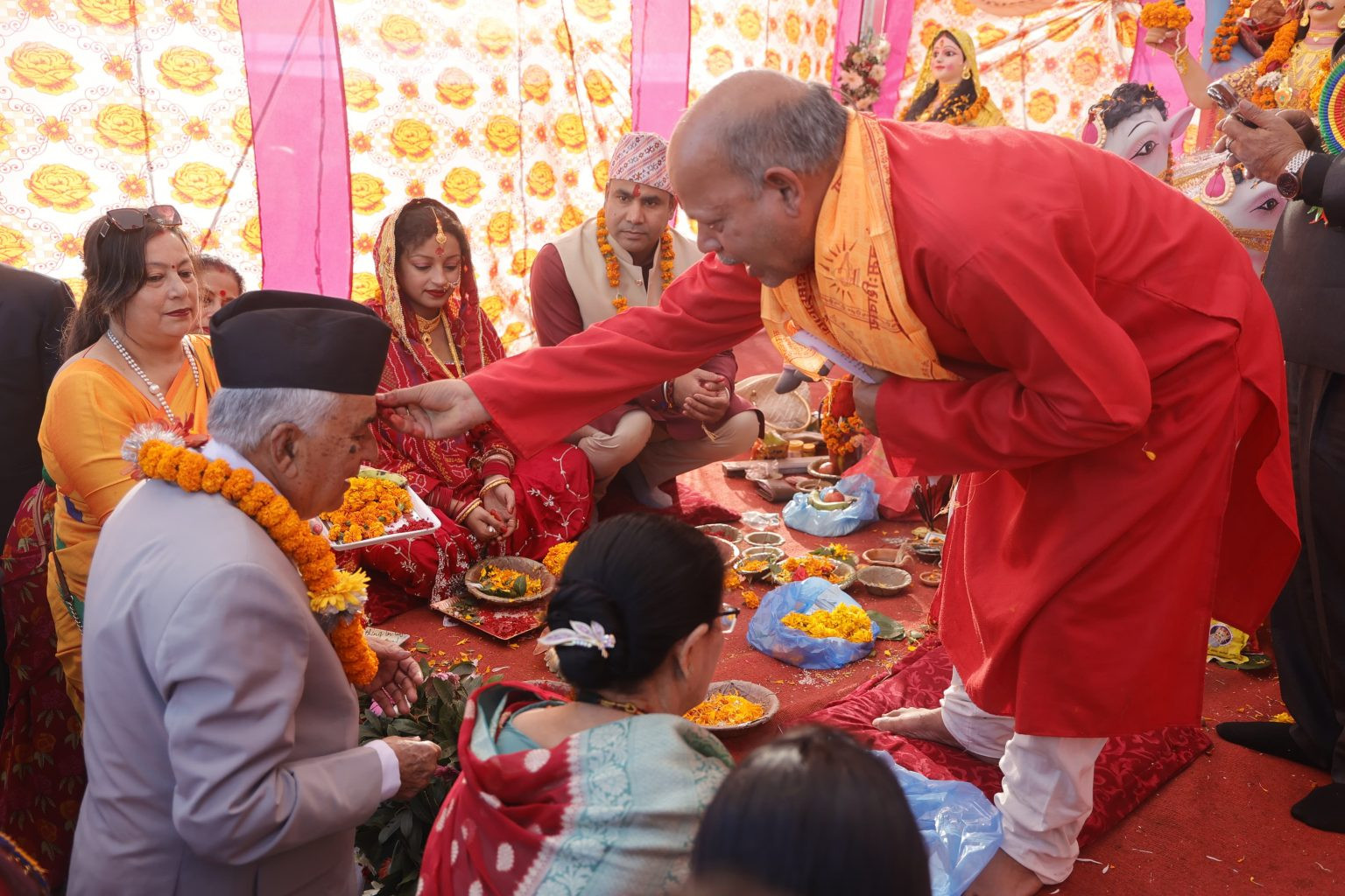 राष्ट्रपतिले गौरीघाट र कमलपोखरी पुगेर गरे छठ पूजा