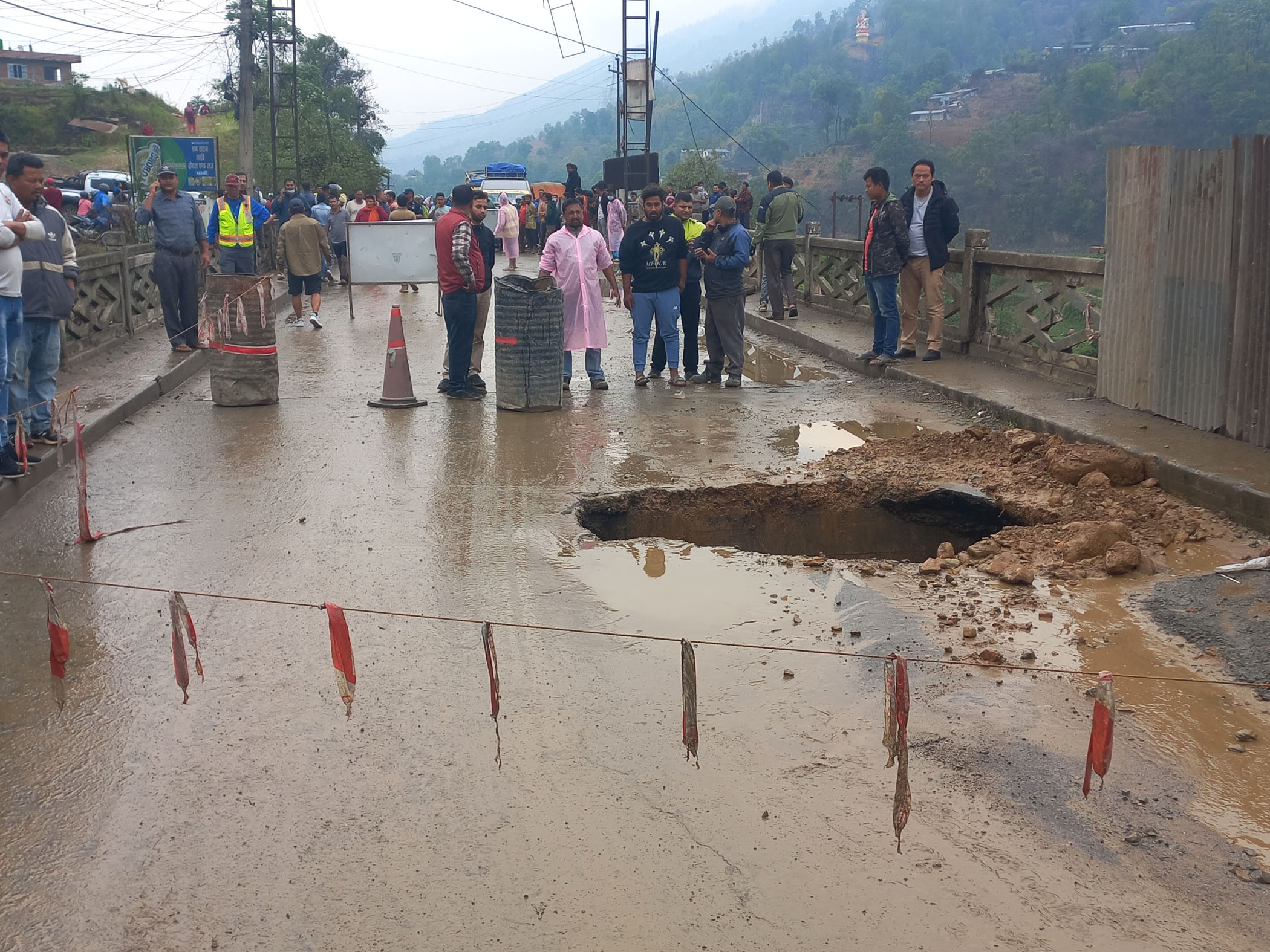 पुल भासिएपछि पृथ्वी राजमार्ग अवरुद्घ