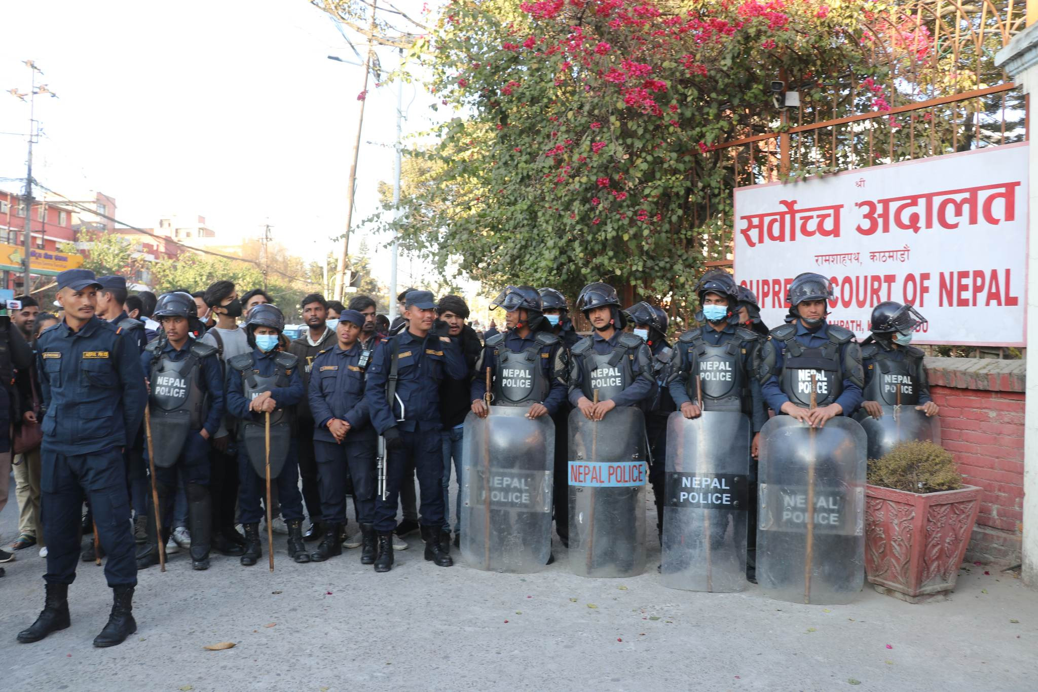 सर्वोच्च अदालत परिसरमा सुरक्षा व्यवस्था कडा [तस्बिर कथा]