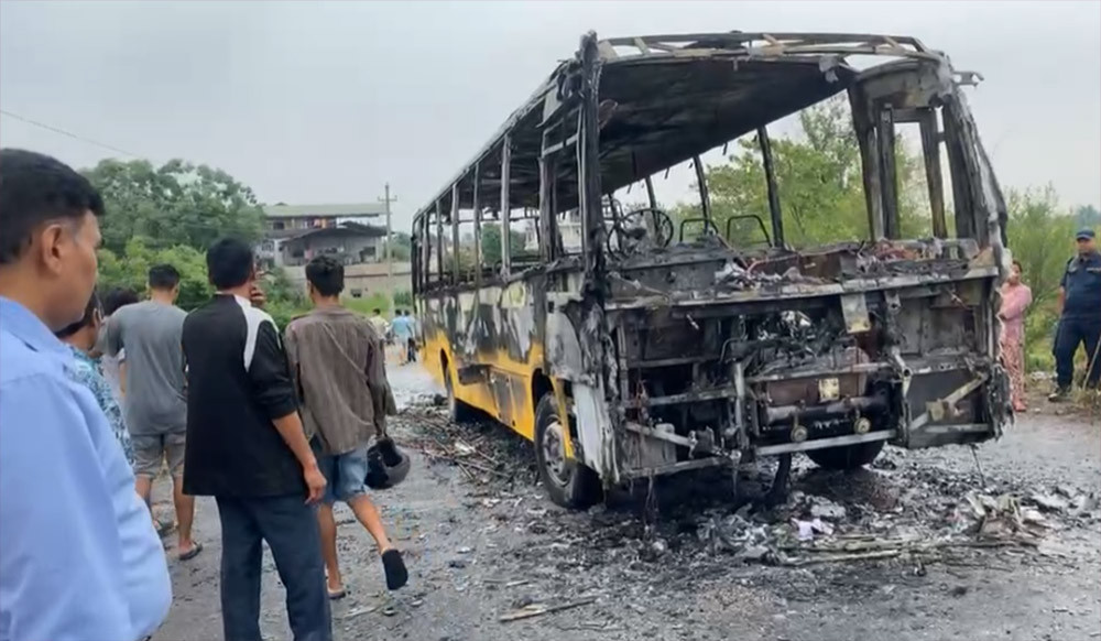 भरतपुरमा विद्यार्थी लिन गएको बसमा आगजनी