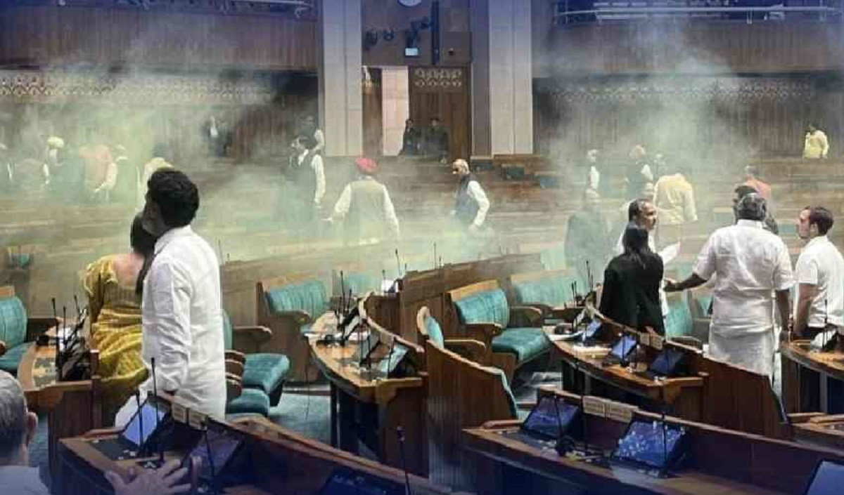 भारतीय संसद्मा धुवाँ आक्रमण, ४ जना पक्राउ