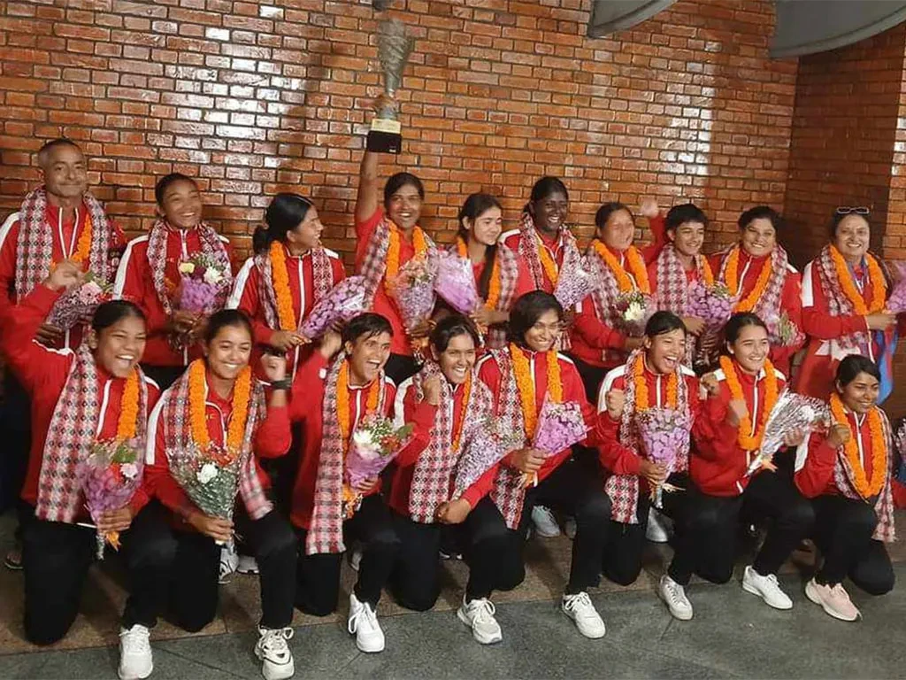 विश्वकपमा छनोट भएको नेपाली महिला टोलीलाई विमानस्थलमा भव्य स्वागत