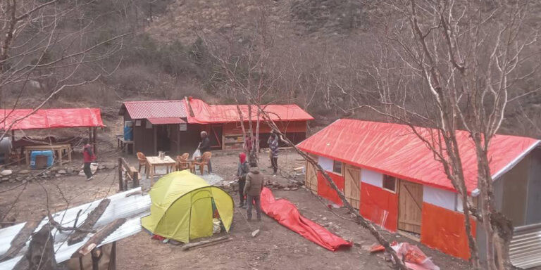 बन्दोबस्तीका सामान बोकेर पदयात्रामा जानुपर्ने समस्या अन्त्य