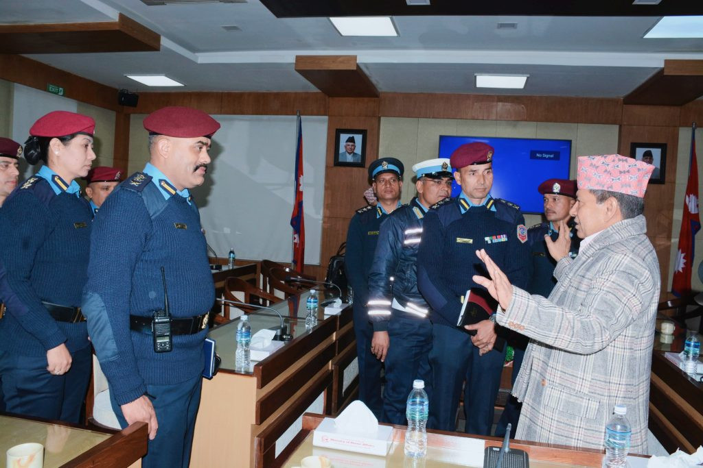 दबाब र प्रभावमुक्त भएर काम गर्न प्रहरी अधिकारीलाई गृहमन्त्री श्रेष्ठको निर्देशन