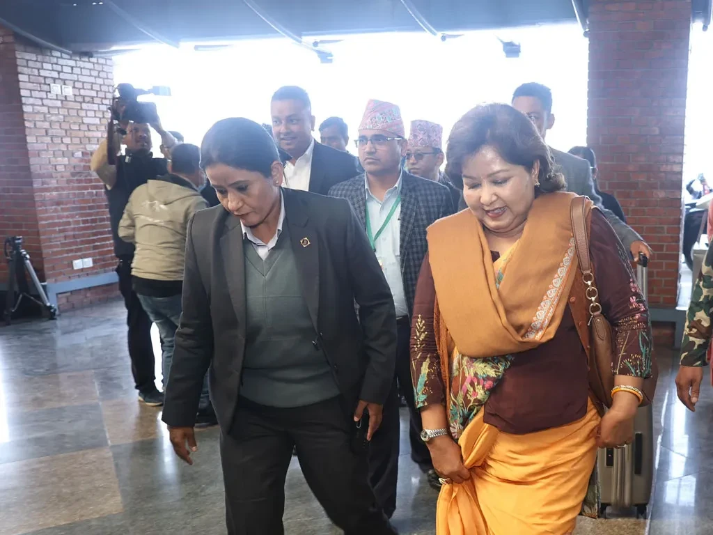 जेनेभाबाट काठमाडौं आएकी परराष्ट्रमन्त्री आरजु विमानस्थलमा उत्रिन सकिनन्, कलकत्ता पुगिन् 