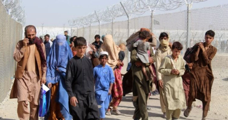 पाकिस्तान र इरानबाट चार दिनमा करिब छ हजार अफगानी शरणार्थी स्वदेश फर्किए