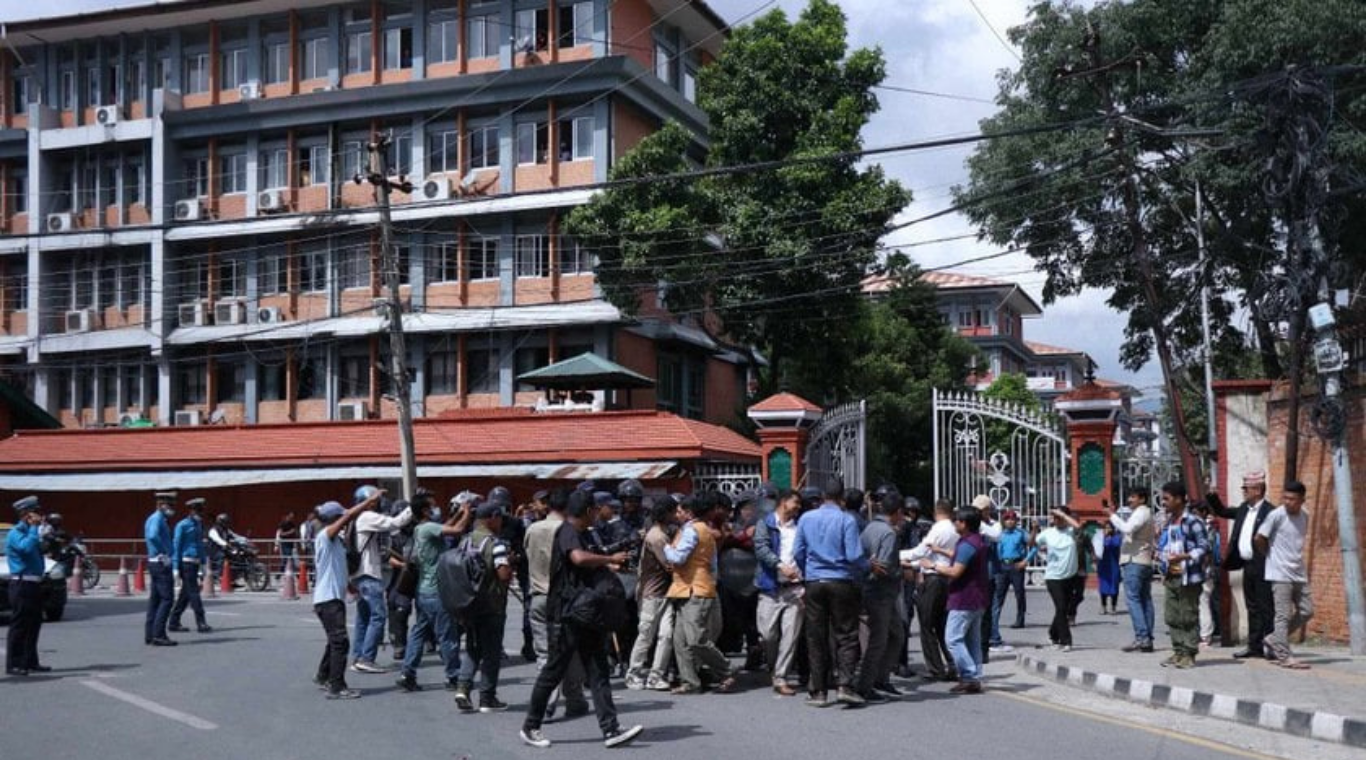 सिंहदरबार अगाडि शिक्षा विधेयकविरुद्ध प्रदर्शनमा उत्रिएका १६ जना पक्राउ