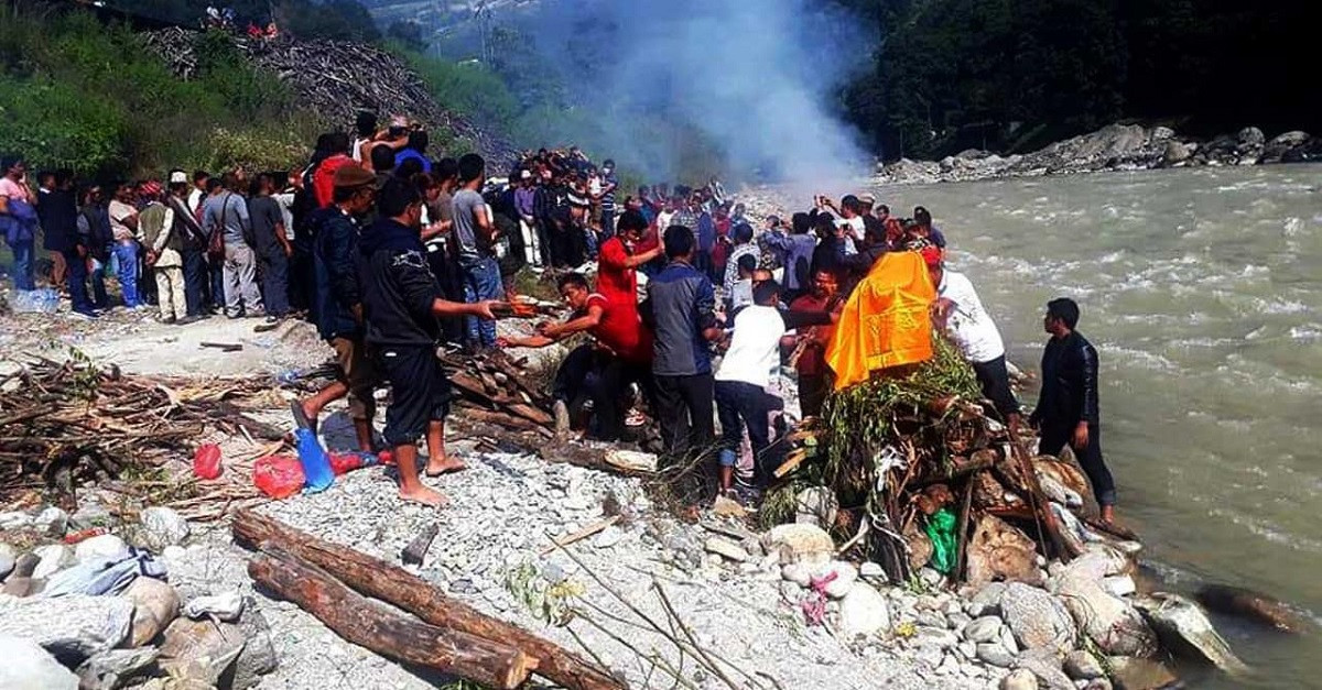 बाबु–छोराको एउटै चितामा अन्त्येष्टि