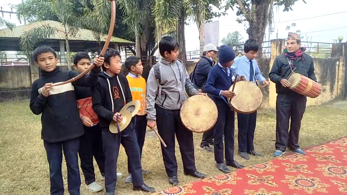 विद्यार्थीलाई पञ्चेबाजा बजाउने तालिम