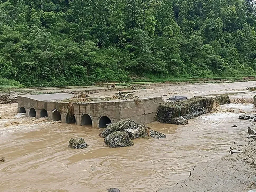 बेनिघाट-आरुघाट सडक अवरुद्ध
