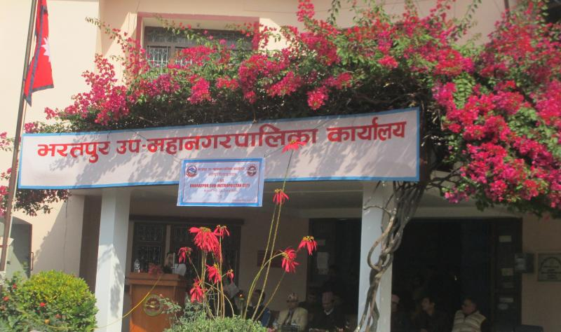 भरतपुरका किसानलाई बाख्रा र धानको बीउ वितरण