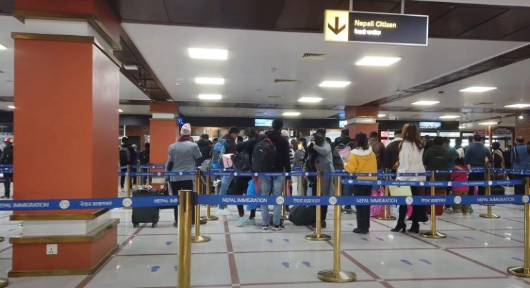 विमानस्थलमा प्रहरीद्वारा अध्यागमनका अधिकृतमाथि कुटपिट
