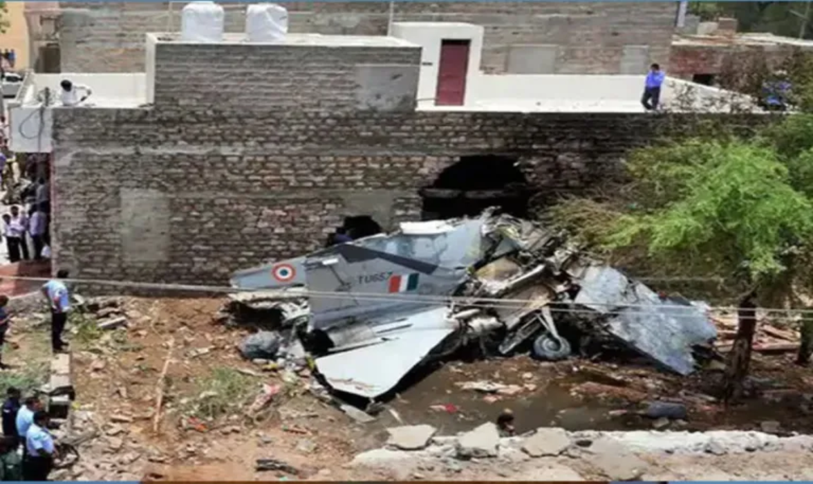भारतीय एक विमान घरको छतमा खस्यो, २ जनाको मृत्यु