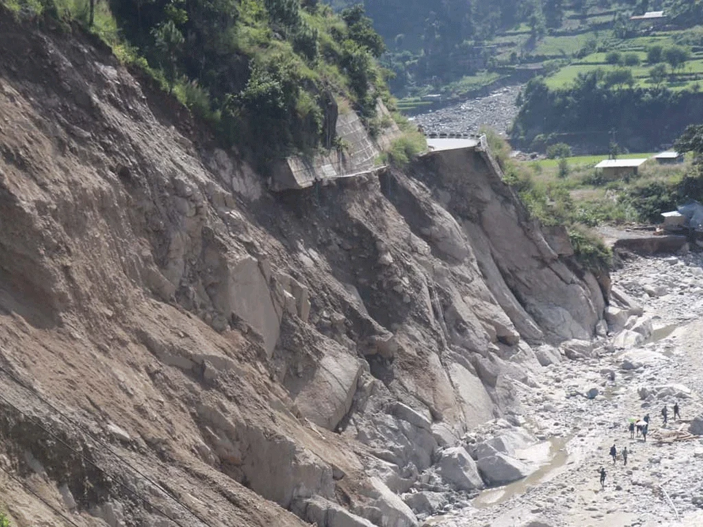 बाढी पहिरोका कारण भत्किएको वीपी राजमार्गबाहेक सबै सडक तीन दिनभित्र पूर्ण सञ्चालनमा