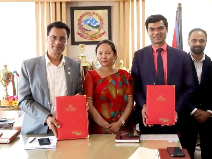 चन्द्रागिरि नगरपालकाले एनआइसी एसिया बैंकमा नगरभित्र जन्मिएका बालबालिकाको ५ हजारको मुद्दती खाता खोलिदिने