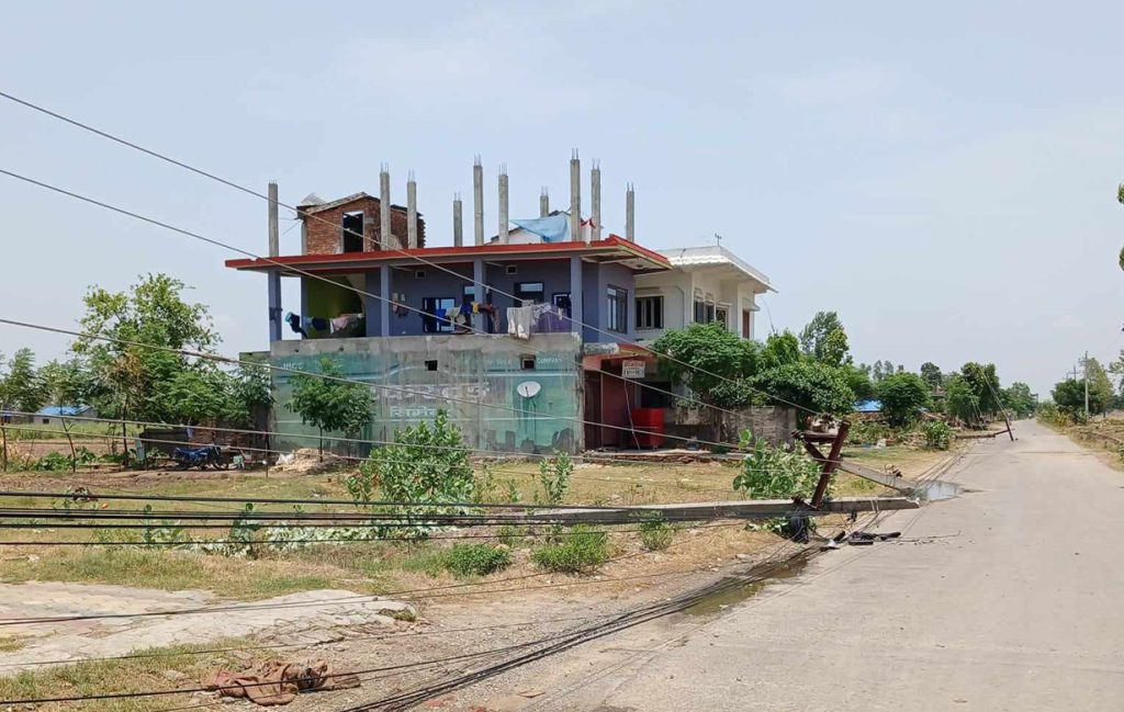 हावाहुरीले कैलाली, कञ्चनपुरमा पोल ढल्दा केही ठाउँमा विद्युत् अवरुद्ध