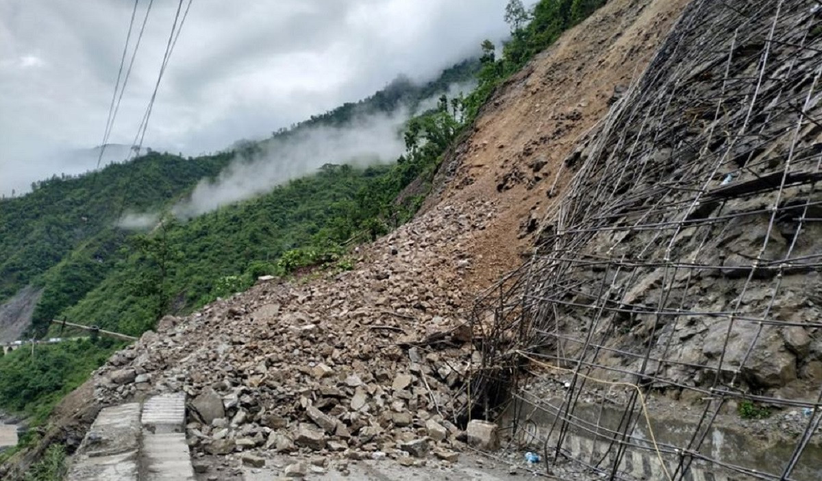 दव्ल्याङमा पहिरो, बागलुङ कुश्मीशेरा सडक अवरुद्ध