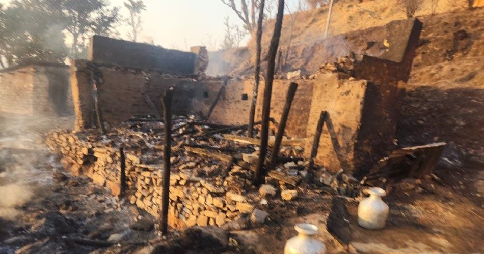 डढेलो गाउँ पस्दा एक विद्यालयसहित सात घर जलेर नष्ट